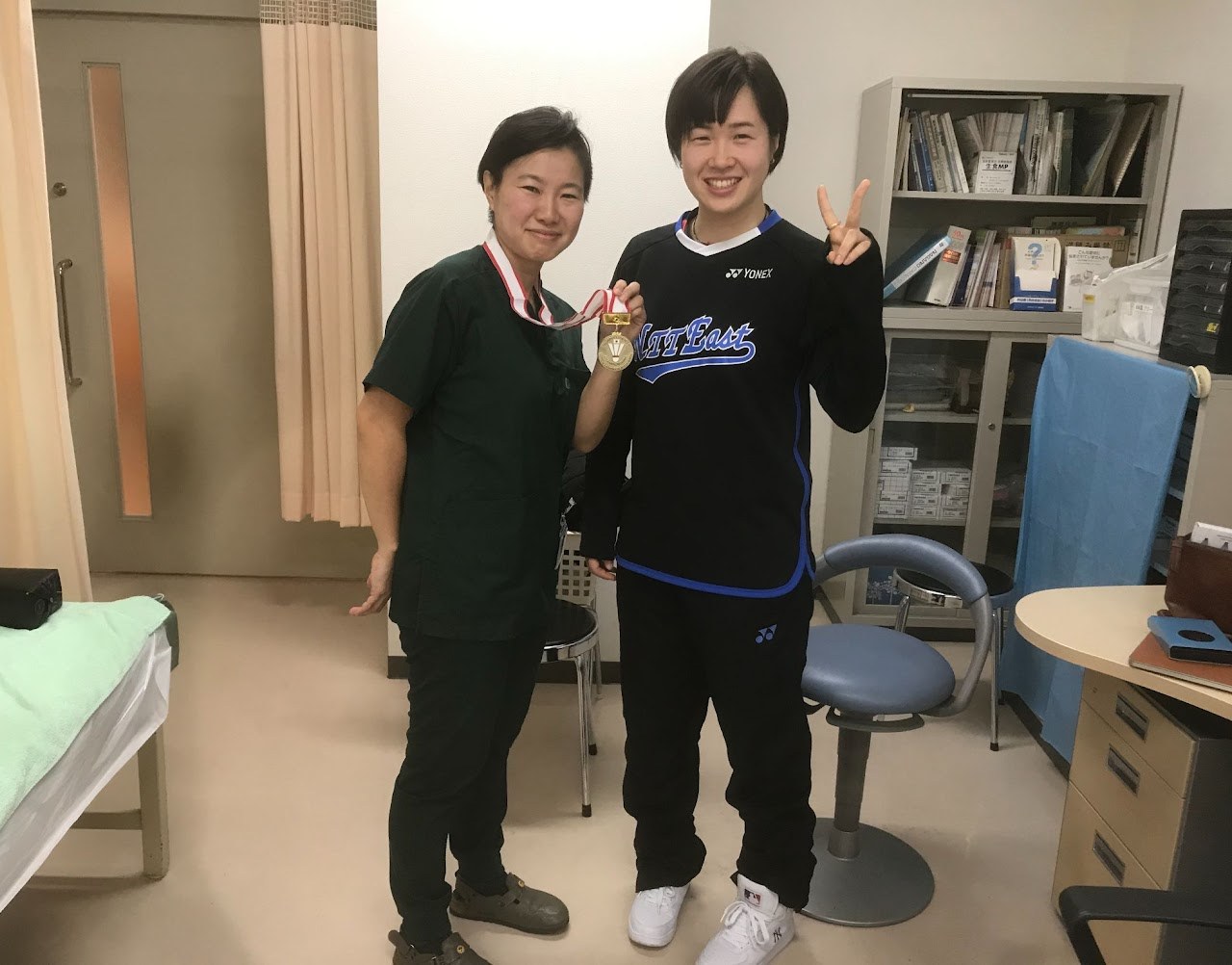 バドミントン日本一の金メダル選手と結果報告の1枚